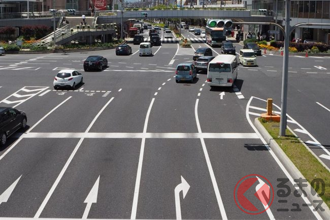 ホントは直進したいのに 右折レーンからの進路変更はng 黄色か白で変わる対処法 くるまのニュース